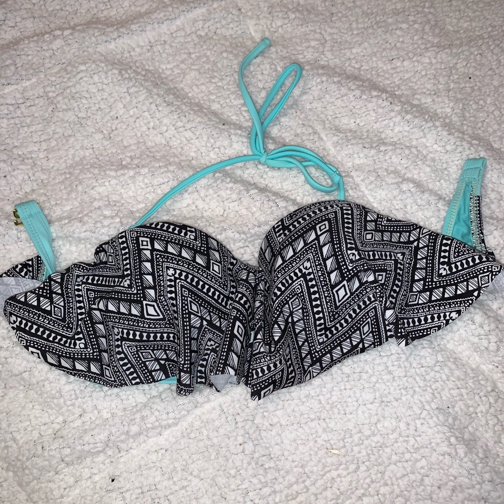 Flouncy semi-push-up bandeau top